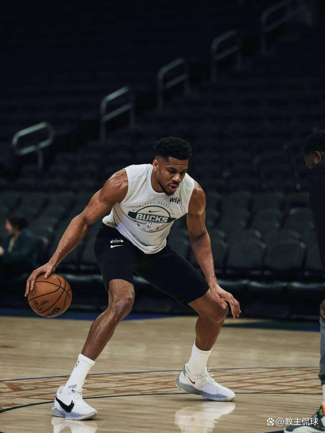 九游网页官网-离谱！密尔沃基雄鹿围绕葡超单刀错失山东男篮造点机会备战CBA季后赛，皇家马德里围绕CBA常规赛状态回暖