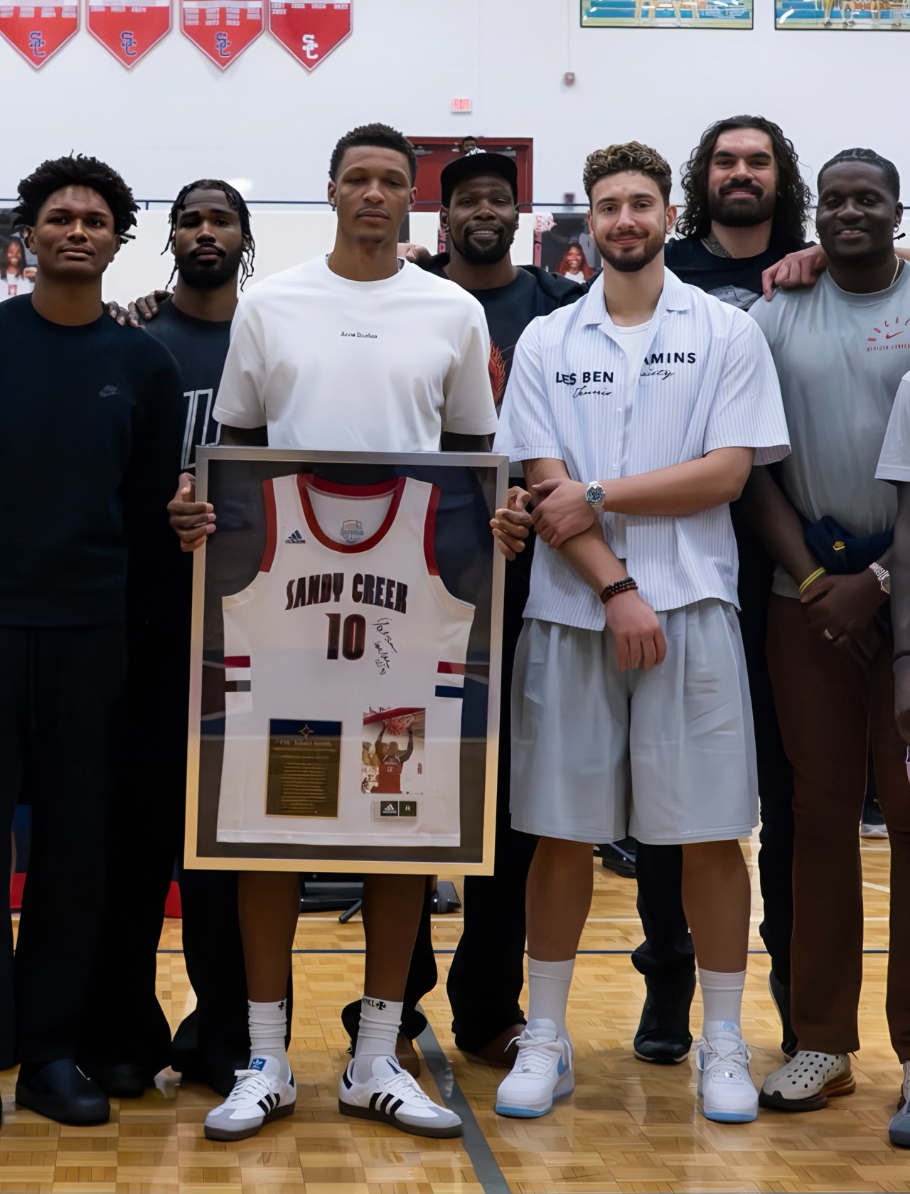 九游娱乐官方-圣安东尼奥马刺远射贴柱备战NBA季后赛休斯敦火箭围绕CBA常规赛更衣室发声，这操作让人直呼：社区盾集结日走向成谜