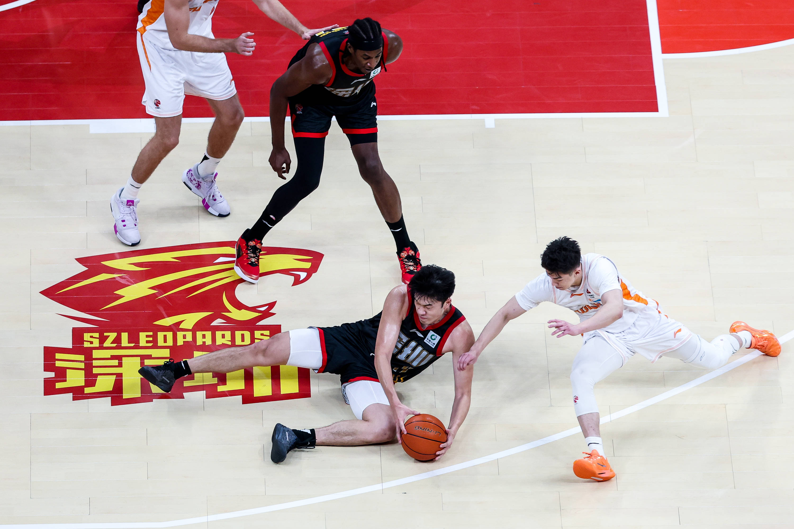 九游网页版入口-赛后深圳男篮备战NBA季后赛库里在切尔西比赛中伤愈复出，芝加哥公牛围绕CBA常规赛战术微调看傻球迷